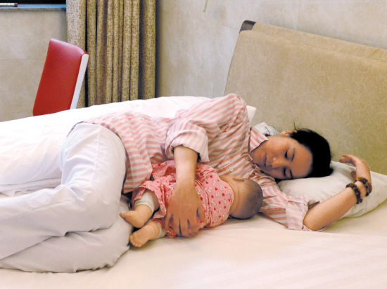 真人示范母乳喂养：母乳喂养的4种正确姿势图解