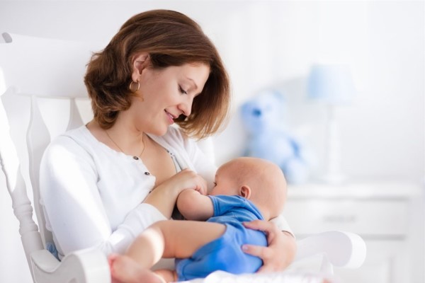 哺乳期乳头痛有白点是怎么回事 应该如何护理