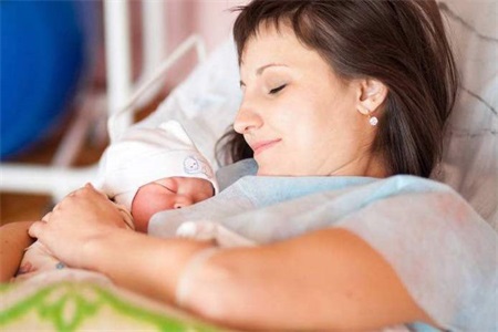 女性哺乳期发生性行为也要避孕，别再抱有侥幸心理添了二胎