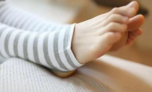 女性脚后跟干裂是什么原因？具体缓解方法解读