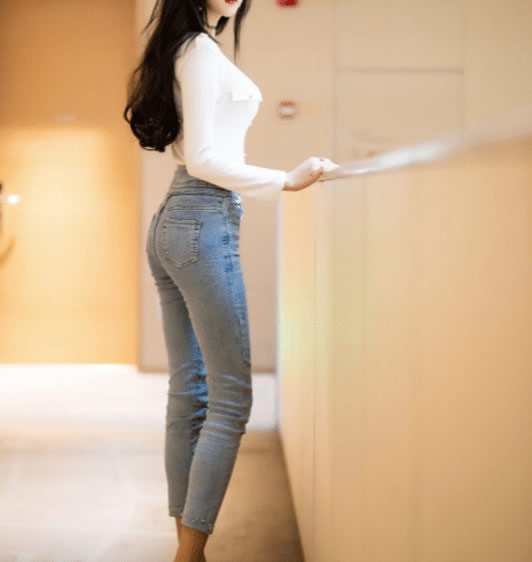 2、舒适养眼的牛仔裤美女,走出优雅步伐,修饰出女神般的腿型,一种淡淡的小清新的感觉。