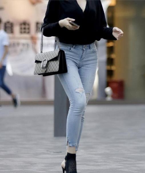 时尚的紧身牛仔裤美女秀出好身材,韵味十足!