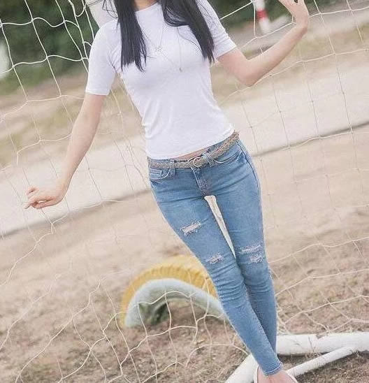 街头小姐姐紧身牛仔裤,尽显你的大长腿