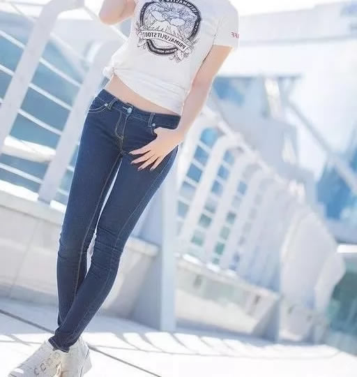 街拍紧身牛仔裤美女的肥臀小蛮腰