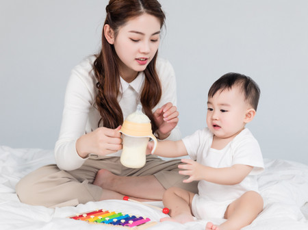 宝宝饿了不吃奶是怎么回事