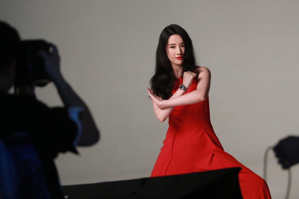 刘亦菲昔日写真拍摄幕后曝光 “木兰”红裙红唇肤白貌美