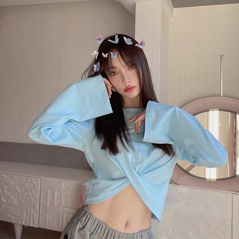 3月16日,李小璐亲自下场为自己的网店做模特,拍出了一组大片。照片中,李小璐身着露脐上衣,露出蚂蚁腰,性感又时尚,清晰可见的马甲线,也十分吸睛。