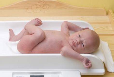 婴儿体重标准 一个月婴儿长多少斤是正常的