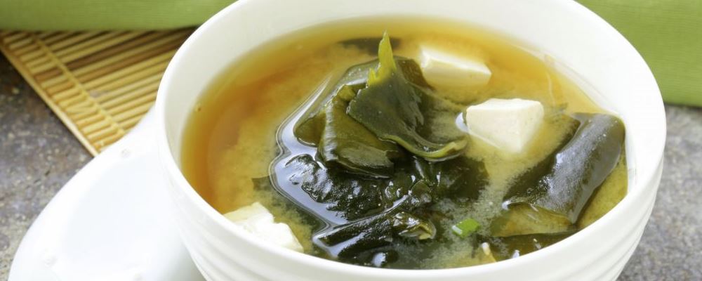月经前后乳房胀痛是咋回事 怎么做能缓解