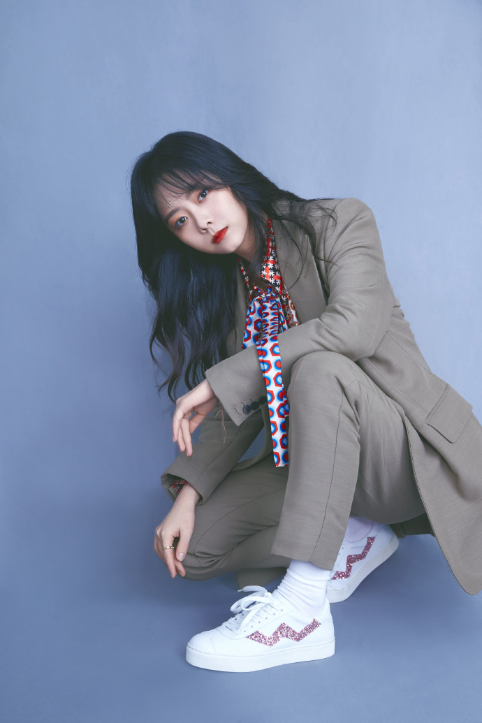 4月5日，谭松韵工作室曝光一组《快乐大本营》剧照，谭松韵一身西装look搭波浪长卷发知性优雅，眼神坚定表现力十足。