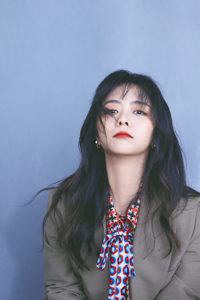 4月5日，谭松韵工作室曝光一组《快乐大本营》剧照，谭松韵一身西装look搭波浪长卷发知性优雅，眼神坚定表现力十足。