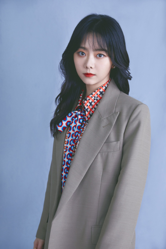 4月5日，谭松韵工作室曝光一组《快乐大本营》剧照，谭松韵一身西装look搭波浪长卷发知性优雅，眼神坚定表现力十足。