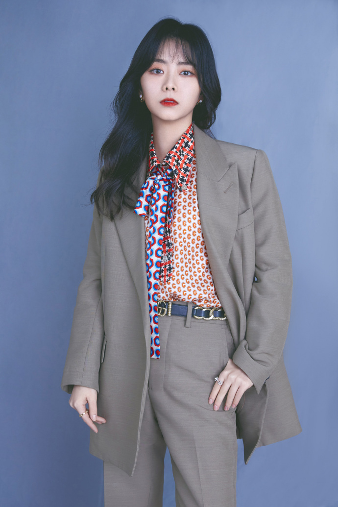 4月5日，谭松韵工作室曝光一组《快乐大本营》剧照，谭松韵一身西装look搭波浪长卷发知性优雅，眼神坚定表现力十足。