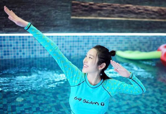 唐艺昕孕期游泳 怀孕几个月了状态近照画面
