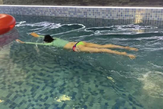 唐艺昕孕期游泳 怀孕几个月了状态近照画面