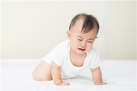 宝宝吃母乳时哭闹是怎么回事