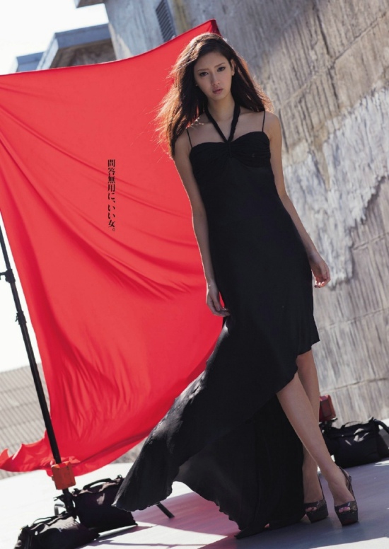 如果有跟小编我一样不认识她的人,很值得来好好认识她一下。菜菜绪,1988/10/28,身高172公分,腿就有120公分长,看到这样的数据我真的醉了~!标准的九头身,完全能想像要成为她的男友,那种压力有多大。