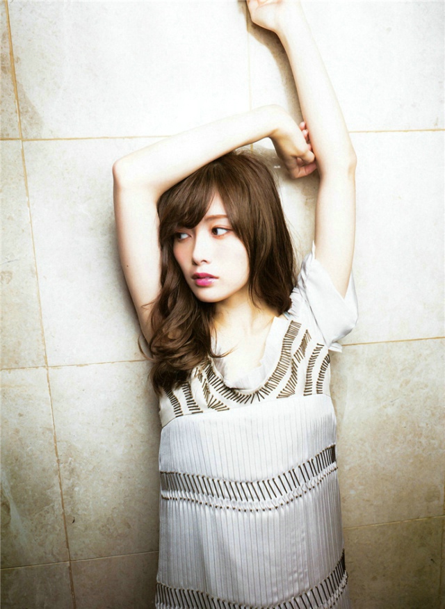 当然,今年也是白石麻衣大热的一年,之前出版的写真集创下惊人销量,达到了一度重版了5次的20万册。而为了让这波热销持续,日本着名的「Friday」杂志,也是又上了一波白石麻衣的美图,以期对市场再度刺激一波。