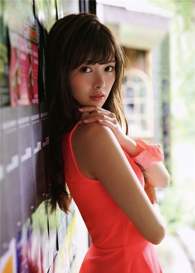 当然,今年也是白石麻衣大热的一年,之前出版的写真集创下惊人销量,达到了一度重版了5次的20万册。而为了让这波热销持续,日本着名的「Friday」杂志,也是又上了一波白石麻衣的美图,以期对市场再度刺激一波。