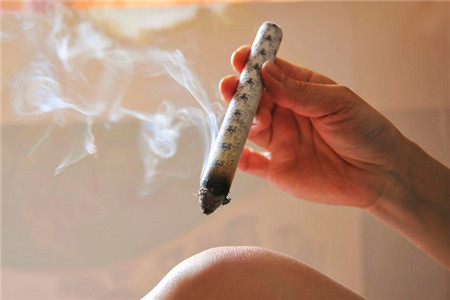 详解艾灸的功效与作用和禁忌