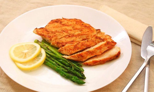 鸡胸肉怎么做好吃？减肥不节食鸡胸肉做好就很低脂