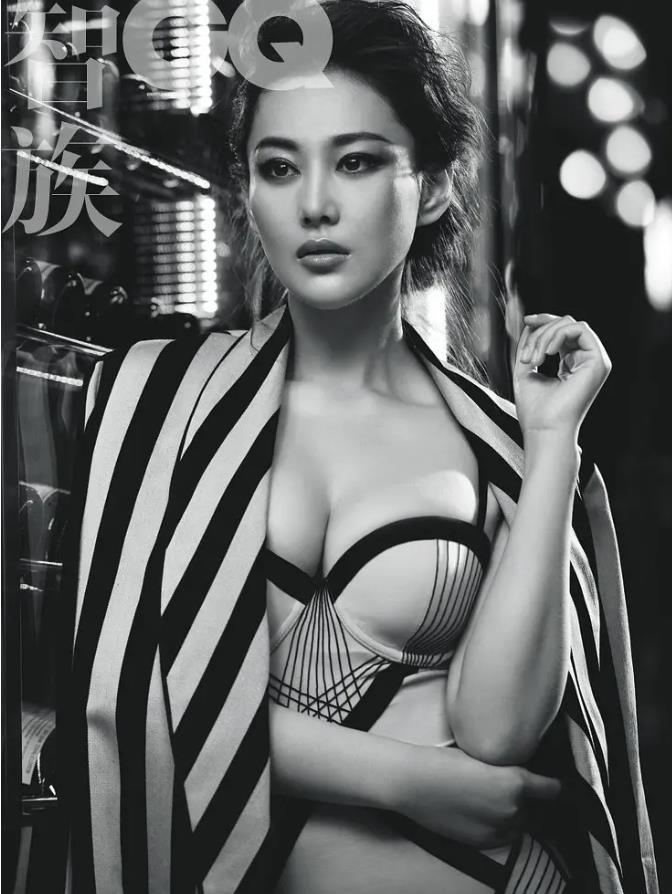 张馨予一直以来都是以身材出众而闻名,作为F罩杯的担当者,足以能够看出自己的实力,除此之外,她的样貌也是非常受欢迎的。