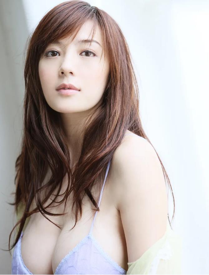 被称为宅男女神的周韦彤,虽然外表上非常的清纯,但是身材却非常的性感,曲线非常的惊人,是宅男们喜欢的对象。