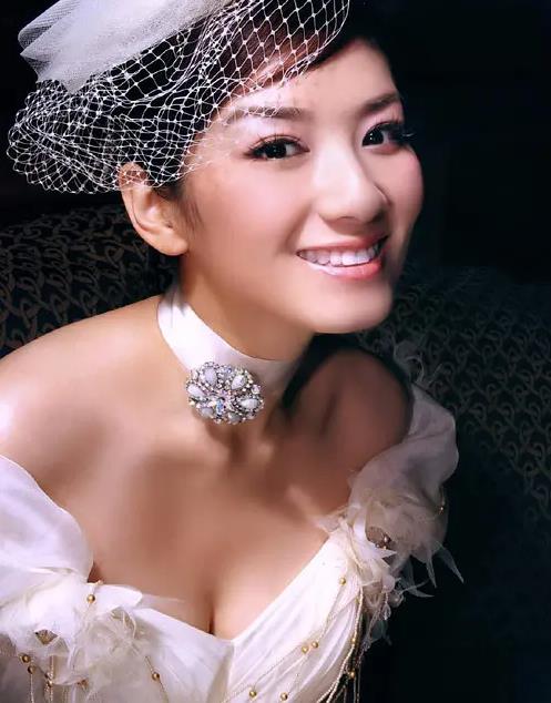 凹凸有致的身材真的是让人非常的羡慕,她是那种非常自然的坚挺,而且给人一种非常舒服的感觉,对于这样的美是最让人惊叹不已的。