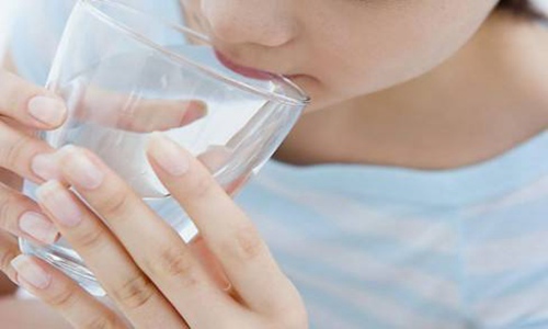 睡前喝水会水肿么？这类人最好避免睡前喝水