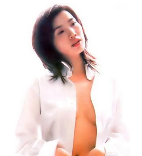 当年看过关秀媚电影的朋友都会觉得关秀媚身材是真好啊,不仅高挑匀称,而且丰满又不失骨感,让人很容易就荷尔蒙飙升,只不过那个年代互联网不发达,大家想要看关秀媚的性感美照也只能在影视剧中一睹风采。很多人对于关秀媚的身材都是念念不忘,今天咱们就来整理一下关秀媚的性感美照,大家可以欣赏一下这位大美女年轻时候的风采。