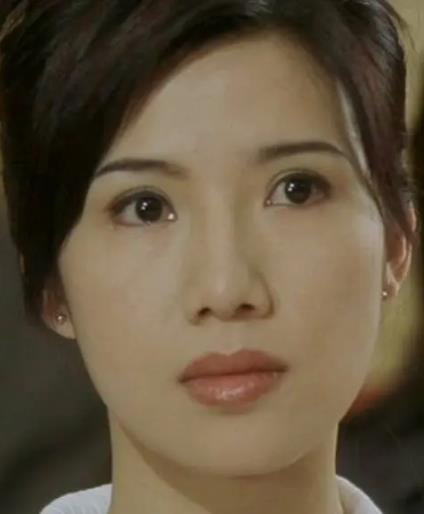 由于都是那个年代的剧照,所以说看起来清晰度有点不高,但是这还是难以抵挡住关秀媚的性感与魅力,关秀媚不算一位三级女星,但是因为走的是性感路线,所以说也有很多尺度比较大的电影,三君娱乐网小编觉得大家要想把关秀媚看的更清晰一些,可以选择看一看星爷的电影《千王之王2000》,这部电影中关秀媚饰演张家辉的女友,电影中的关秀媚很美,但没有大尺度镜头,当时就觉得这个女人好美但是还不认识她,认识她后才知道原来她本身就是这么的性感。