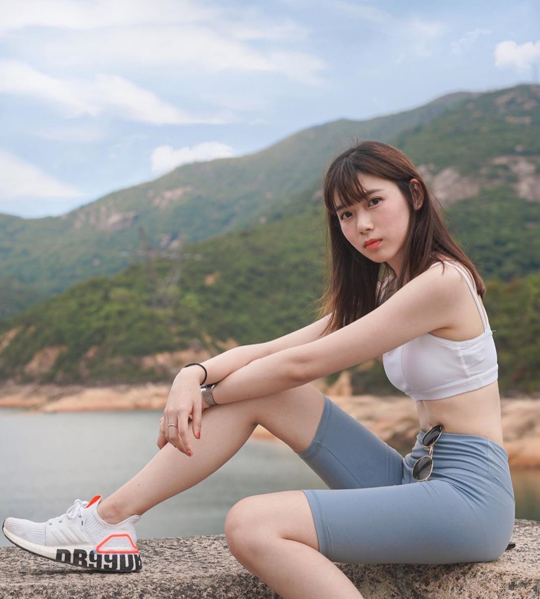 港味正妹「Joey Sze」气质清新太迷人,街头狂晒「性感美腿」画面超解渴!