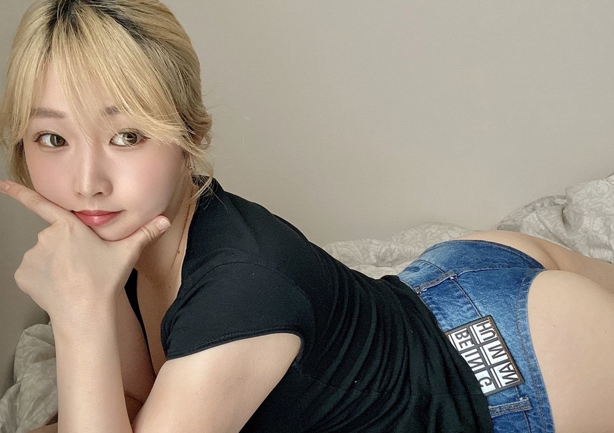 而平时除了当OL上班之外,花雨下班也很喜欢打GAME,之前也开了几次电玩的直播,虽然都没有露脸还挺可惜的,不过身为日文学习者的小白兔也稍微看了一下练习听力,果然日本妹的声音都好好听啊~