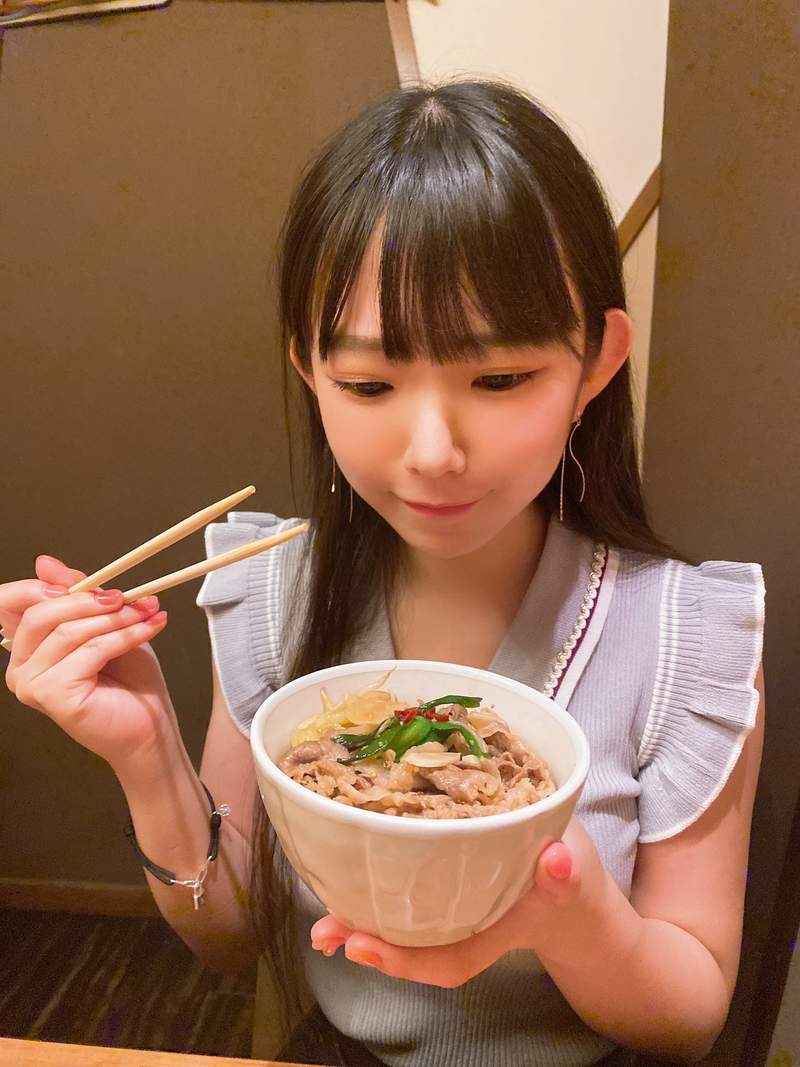 另外胸部会积汗这点,对她本人而言汗珠会从乳沟滑进去是常有的事,尤其是在夏天的时候