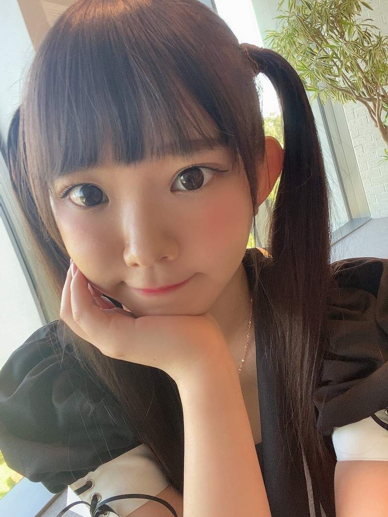 另外当上斜背乳女子会害羞,斜背乳女子是指女生背个小包包,背带从乳沟斜斜的横跨过去这种,会因为挤压让胸部(乳沟)的形状很明显,比起泡温泉时的视线感,斜背乳女子走在街上更容易被人行注目礼