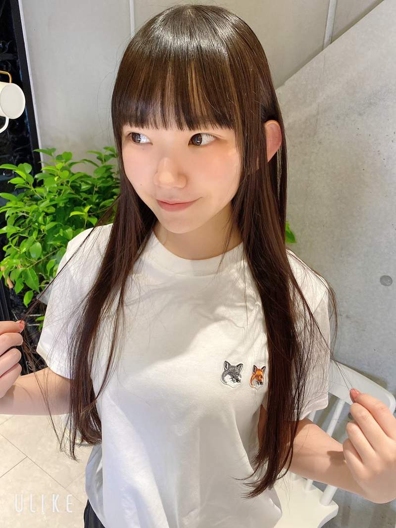 那么女孩子会不会互摸彼此的胸部呢?对于长泽茉里奈来说因为工作就是写真偶像,平常也有机会跟其他写真女星一起工作,因此平常打招唿或玩在一起摸来摸去的机会是有,但…只限女性喔