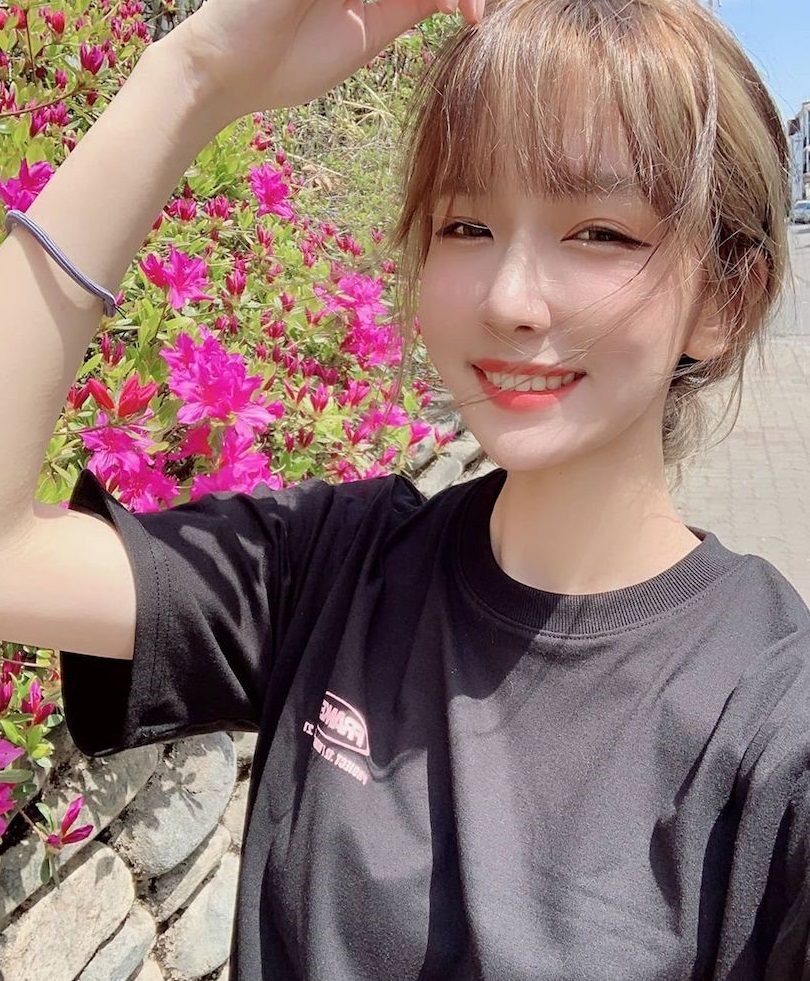 美胸Youtuber「下身小短裤太犯规」,「光滑嫩腿」特引人遐想!