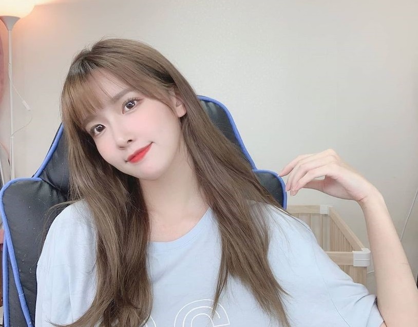 美胸Youtuber「下身小短裤太犯规」,「光滑嫩腿」特引人遐想!