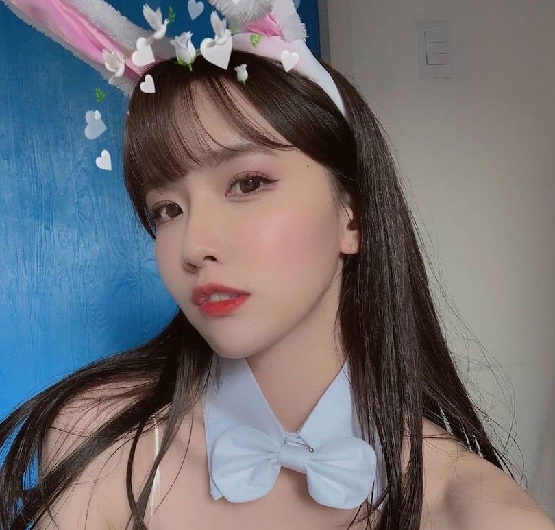 美胸Youtuber「下身小短裤太犯规」,「光滑嫩腿」特引人遐想!