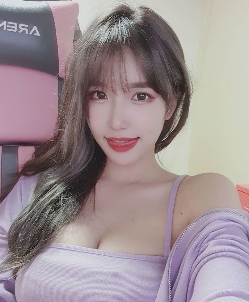 美胸Youtuber「下身小短裤太犯规」,「光滑嫩腿」特引人遐想!