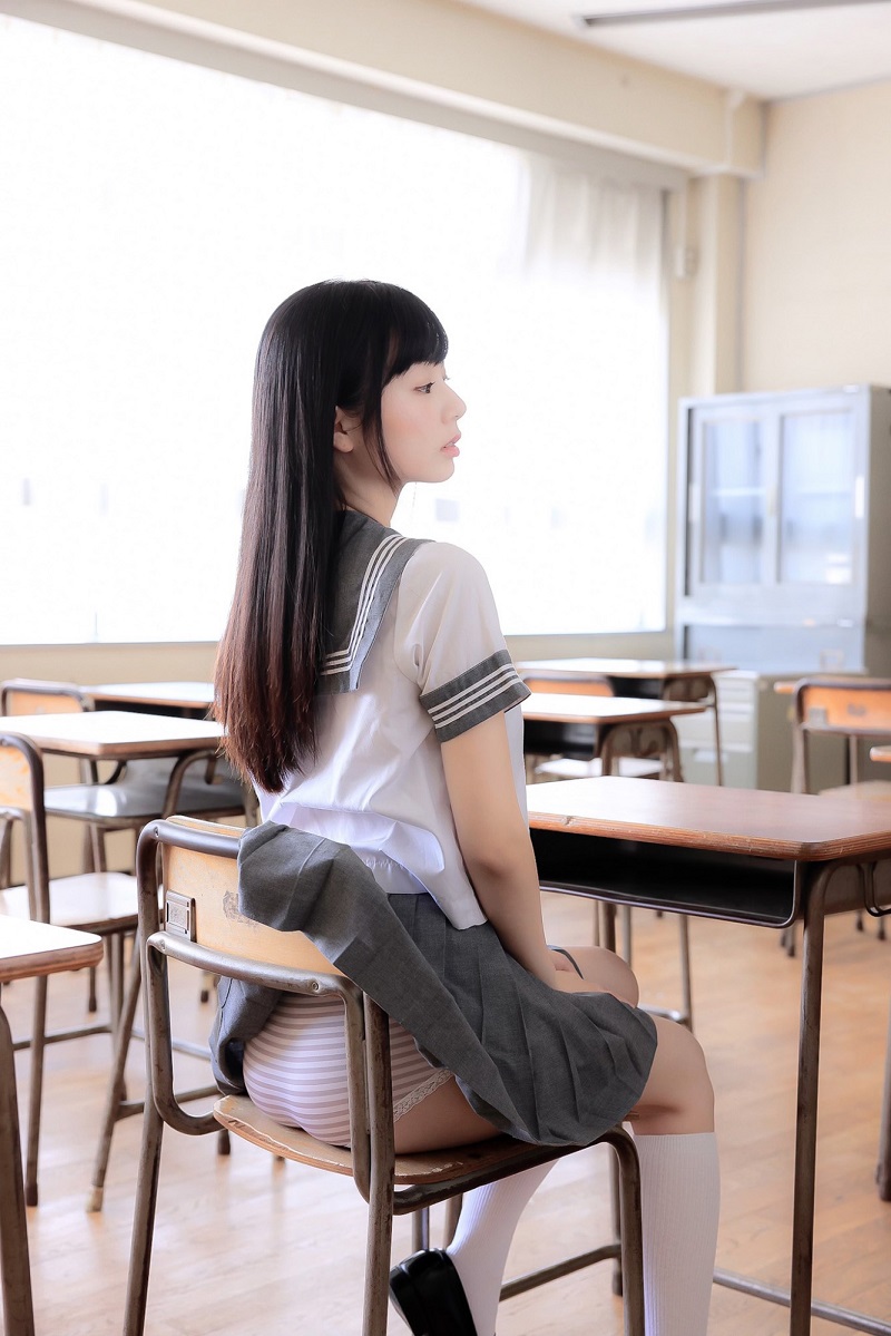 最近她的学生妹系列美照引起网友讨论,除了她本身的气质适合穿学生制服外,くりえみ不经意露出内裤的小动作也让人想起了求学时代,当时可是想尽办法要看女同学的内裤,卡在椅背上的画面更是梦寐以求的超棒看内裤机会,这样唤醒男人们心底的欲望真是有够邪恶的。