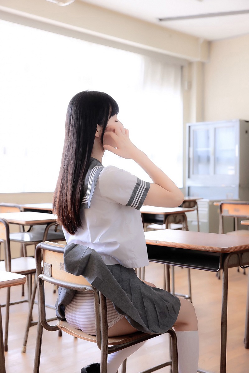 くりえみ高中的时候在涩谷被星探挖掘出道,一开始以「栗田恵美」名字活动,是团体《転校少女歌撃団》的初期成员,2018年从团体毕业,并将艺名改为「くりえみ」,以写真女星及Cosplay扮演为主要工作。有着一张清纯妹系脸蛋的くりえみ,拍出来的照片却充满情色感,这样的反差就是くりえみ的卖点。