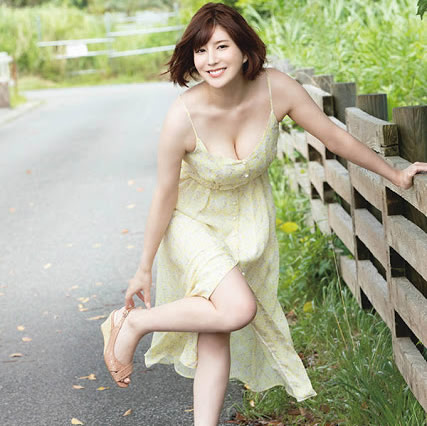 异例的写真,让人期待在演艺圈出道的超新星有栖花あか,惊人的是105公分J字号,被称为人类史上最高比例的神杯。