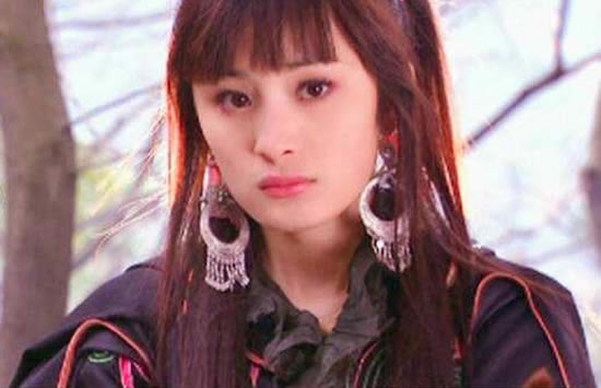 在杨幂旧照中的杨幂一袭黄色上衣，下身穿着黑色七分裤，这样的装扮在12年前来说确实是比较时髦的，可如今看却是有些非主流的感觉了，那个时候的杨幂下巴还是方的，留着刘海的样子和《神雕》中的郭襄不谋而合。