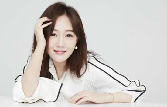 薛佳凝从小的时候就喜欢唱歌、跳舞,主持,那时候的梦想就是当一位主持人,而且薛佳凝曾经在哈尔滨电视台主持节目,在1995年的时候,薛佳凝考上了上海戏剧学院表演系,成为了班里面最小的学生,在读大一的她就开始接各种广告。