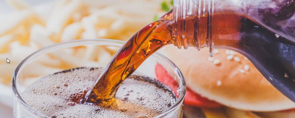 喝可乐患尿毒症 这些饮料日常喝多很伤身