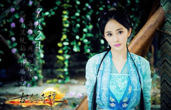 杨幂是一位典型的北京小妞,很小的时候就因为自身的表演天赋被影视老师破格录取了,之后开始参加小演员的培训班。在杨幂4岁的时候,就被陈家林导演选中,出演《唐明皇》剧中的咸宜公主一角,在这部剧当中还获得了金鹰奖、飞天奖等多个奖项。之后5岁杨幂还出演了《武状元苏乞儿》当中的苏灿的女儿一角。