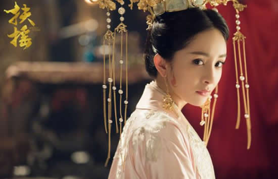 杨幂自从进入演艺圈以来,出演过很多经典的影视作品,例如《北京爱情故事》、《宫锁心玉》、《宫》《孤岛惊魂》《小时代》《分手大师》《古剑奇谭》《何以笙箫默》《我是证人》《逆时营救》《亲爱的翻译官》等等。