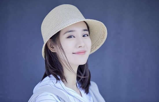 王智从小是学习武术的，7岁的时候就开始了拜师学武。之后就读于辽宁歌舞团舞蹈学校，在2004年的时候考上了中央戏剧学院表演系。在从中戏毕业之后，并没有急着进入演艺圈，而是去做了村官，成为中戏表演系第一个也是当时唯一的大学生村官。