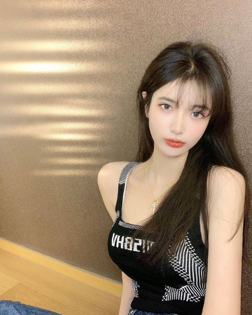 除了去欣赏艺术作品外，「luna」也会自己作画，或者是带着爱犬出去走走；平时最爱的是日本料理，生鱼片握寿司、海胆料理都很常出现在她的IG版面上！